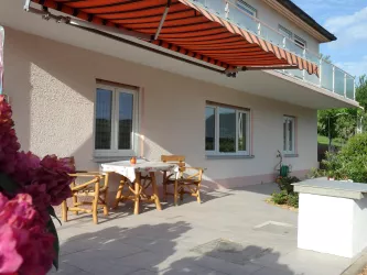 Hausansicht mit Terrasse