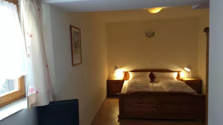 Schlafzimmer 1 mit eigenem Waschtisch