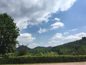 Trifelsblick Steinbänke (© Verein SÜW Annweiler e.V.)