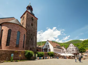 Rathausplatz mit Stadtkirche (© Verein SÜW Annweiler am Trifels, Dominik Ketz)