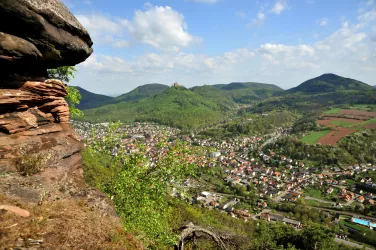 Blick auf Annweiler am Trifels (© Archiv Verein SÜW Annweiler e.V., Axel Brachat)