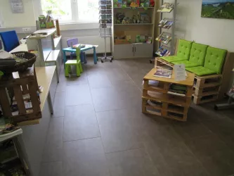 Sitzmöglichkeit Büro für Tourismus