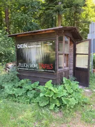 Fluch vom Trifels_Hütte (© Verein Südliche Weinstrasse Annweiler am Trifels e.V.)