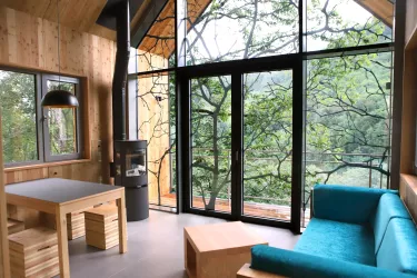 Wohn-Essbereich mit Blick auf Balkon (© Jugendstilhotel Trifels, Fotograph Iversen)