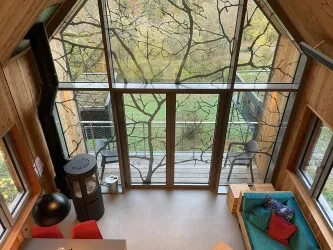 Ausblick Wohn-Essbereich mit Panoramafenster (© Jugendstilhotel Trifels)