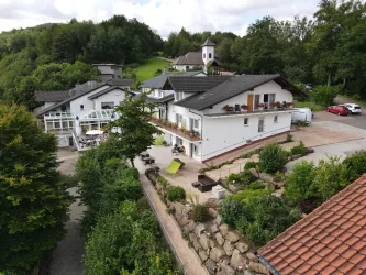 Hausansicht mit Fußweg zur Terrasse