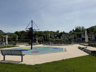 Kleinkindbereich mit Wasserspielplatz (© Verein SÜW Annweiler e.V.)
