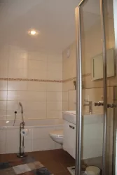 Bad mit Badewanne