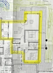 Ein Grundriss eines Hauses mit verschiedenen Räumen wie Wohnzimmer, Küche und Schlafzimmer. Die wichtigsten Bereiche sind in Gelb hervorgehoben.