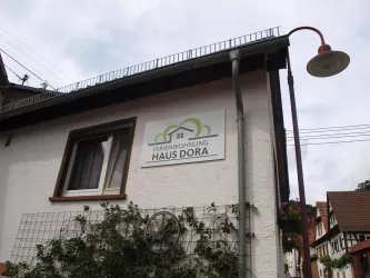 Haus mit Logo (© Siegbert Martel)