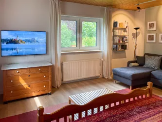Wohn-Schlafzimmer mit TV vom Bett