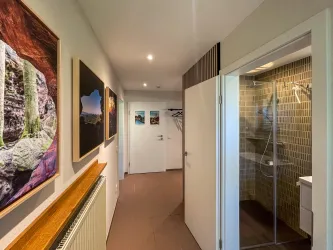 Flur mit Blick ins Bad