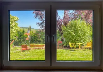 Wohn-Schlafzimmer mit Blick in den Garten