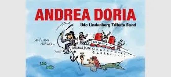 Eine Musikgruppe steht im Freien unter Bäumen. Alle Mitglieder tragen schwarze Kleidung und lächeln in die Kamera.