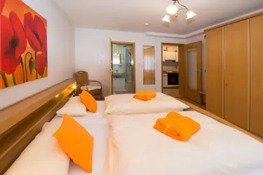 Schlafzimmer Harmonie mit Blick ins Badezimmer u. (© Inge Oesterle)