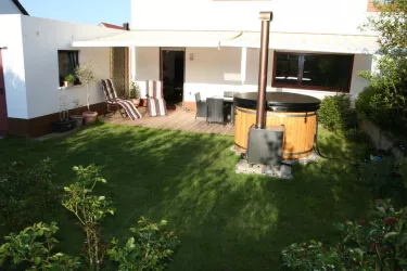 Die Terrasse und das Badefass (© Klaus Tscheres)