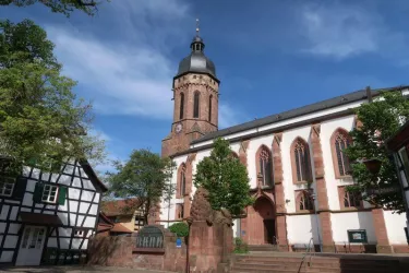 St. Georgskirche mit Plätzel in Kandel (© Foto: P. Steinmetz, Südpfalz Tourismus Kandel e.V)