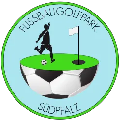 Ein Logo des Fußballgolfparks in Südpfalz. Es zeigt einen Spieler, der einen Fußball mit einem Golfplatz und einer Fahne im Hintergrund kickt.