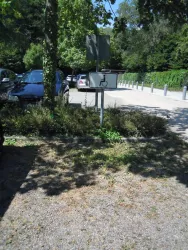 Barrierefreier Parkplatz am Waldschwimmbad Kandel