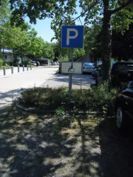 Barrierfreier Parkplatz am Waldschwimmbad Kandel