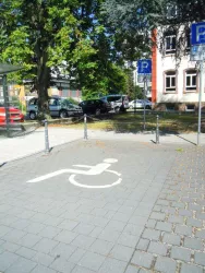 Barierefreier Parkplatz am Kulturzentrum Kandel