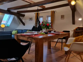 großer stylischer Essbereich