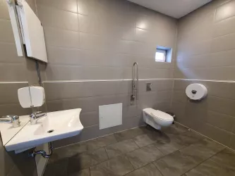 Innenraum der Damen- / Behindertentoilette
