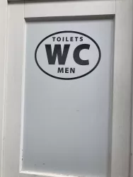 Eingang Herrentoilette