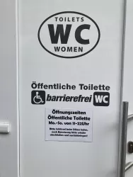 Eingang zur Damen- / Behindertentoilette
