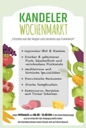 Ein bunter Wochenmarkt mit frischem Obst, Gemüse und verschiedenen Spezialitäten. Die Anzeige lädt ein, regionale und französische Leckereien zu probieren.
