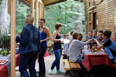 Waldgastronomie im FunForest Abenteuerpark (© Fun Forest AbenteuerPark Kandel)