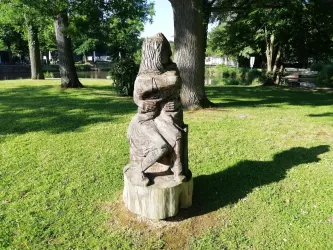 Assis sur la frontière, Adrien Menou