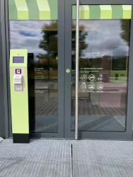 Eingang Yobsti beim Adamshof