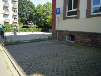 Barrierefreier Parkplatz am Kulturzentrum hinten