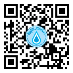 Ein QR-Code, der auf eine Refill-Station für kostenloses Trinkwasser hinweist. In der Mitte befindet sich ein blaues Logo mit dem Text "Refill Station".