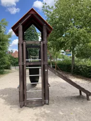 Spielplatz Nußbaumallee - Kletterturm mit Rutsche
