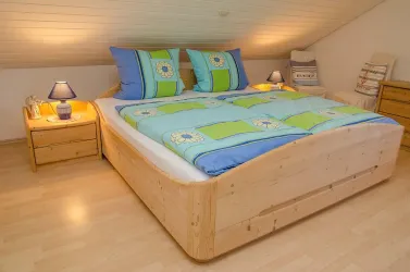 Schlafzimmer mit Vollholzmöbeln - Fewo im OG