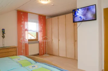 Schlafzimmer mit Vollholzmöbeln - Fewo im OG