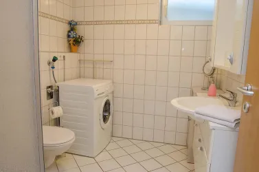 Tageslicht-Bad mit Dusche, WC, Waschmaschine