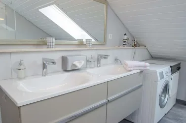 großes Bad mit Toilette, Dusche + Waschmaschine