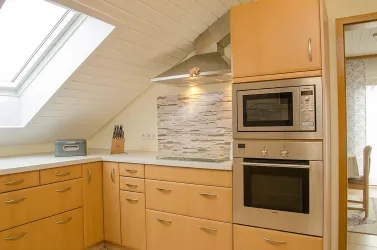 Moderne, schöne Einbauküche mit viel Platz