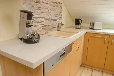Moderne, schöne Einbauküche mit viel Platz