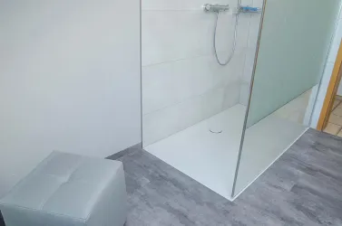 Ebenerdige Dusche im großen Bad - Fewo im OG