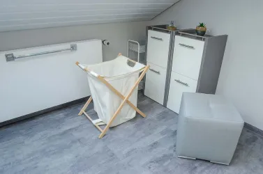 großes Bad mit Toilette, Dusche + Waschmaschine