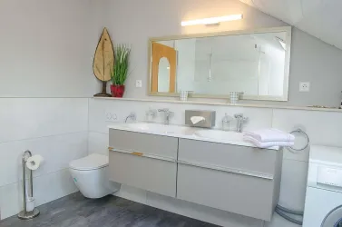 großes Bad mit Toilette, Dusche + Waschmaschine