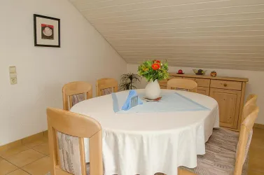 großer Essbereich mit Zugang zur Küche, Fewo im OG