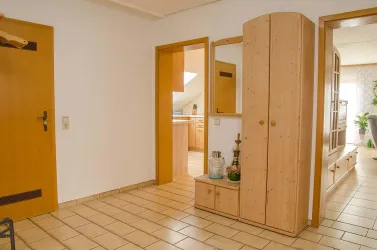 zentraler Flur, Blick Richtung Küche + Wohnz.