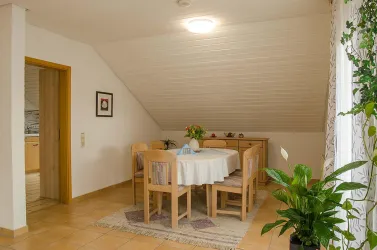 großer Essbereich mit Zugang zur Küche, Fewo im OG