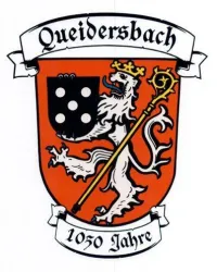 Ein Wappen mit dem Namen "Queidersbach". Es zeigt einen Löwen mit einem Zepter und eine schwarz-weiße Schildform.