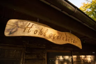 Willkommensschild Hohlsteinhütte